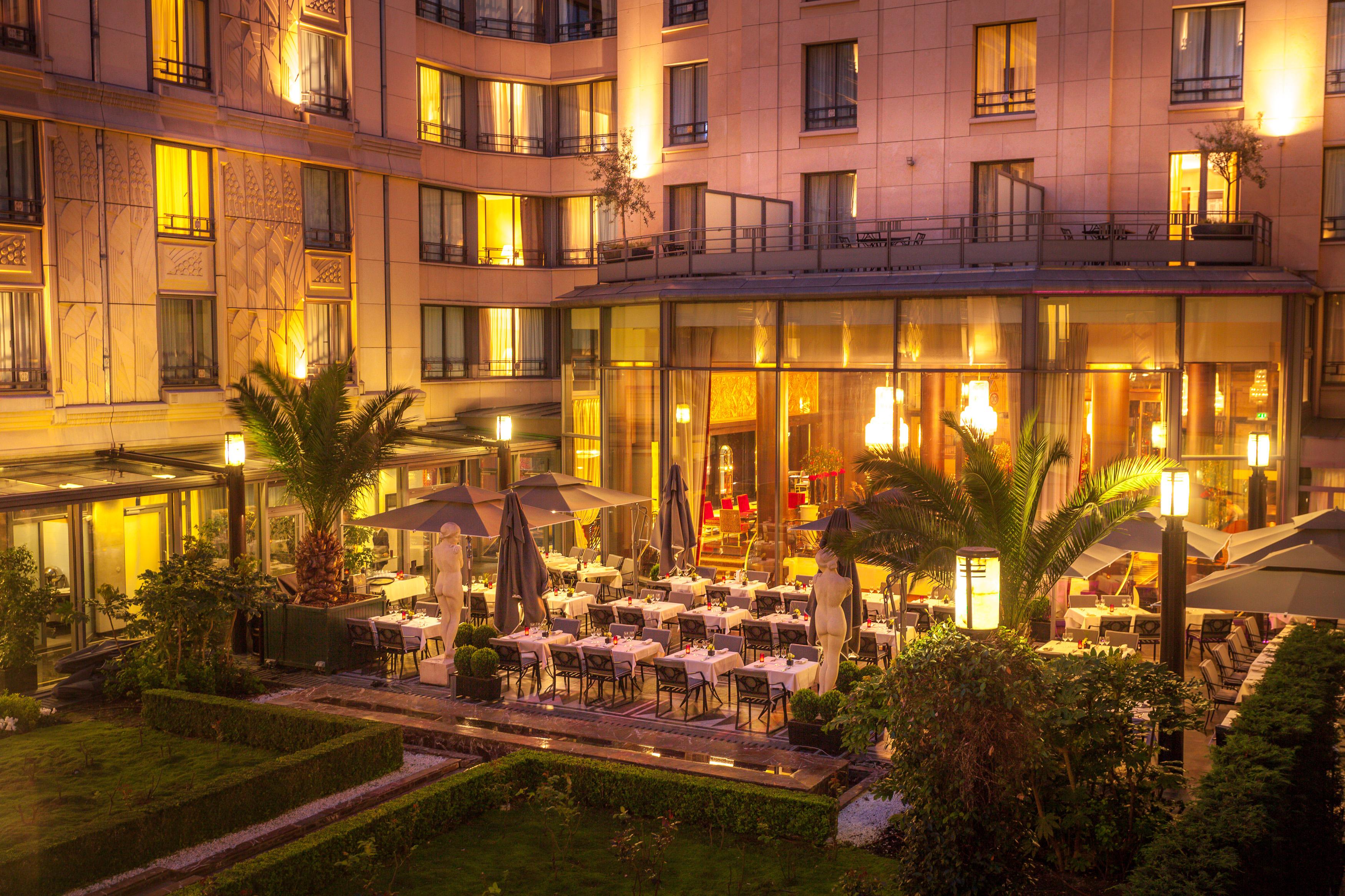 โฮเทล ดู กอลเลคชั่นเนอ อาร์ก เดอ ทริยมฟ์ Hotel ปารีส ภายนอก รูปภาพ The hotel's courtyard