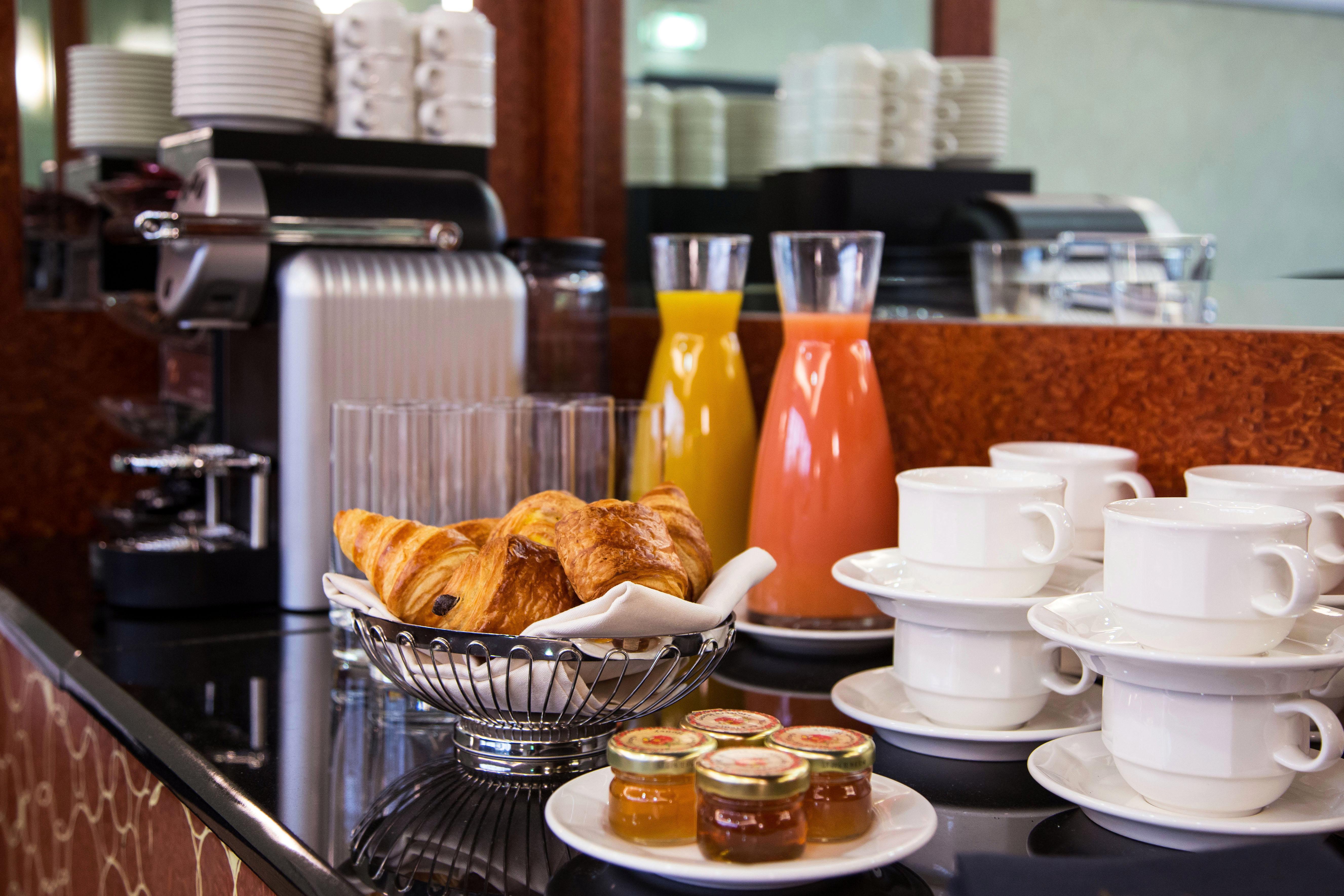 โฮเทล ดู กอลเลคชั่นเนอ อาร์ก เดอ ทริยมฟ์ Hotel ปารีส ภายนอก รูปภาพ A typical breakfast buffet