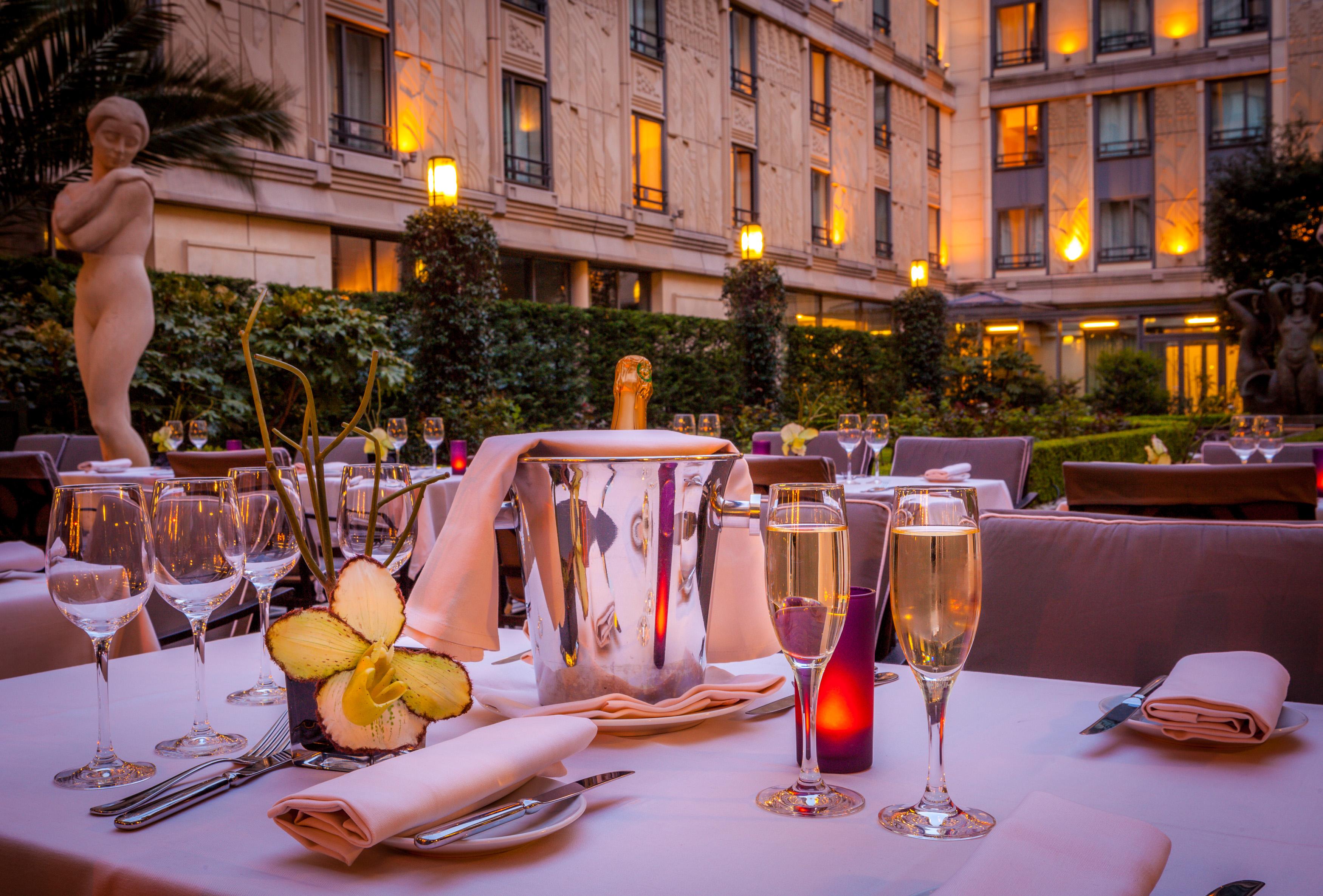 โฮเทล ดู กอลเลคชั่นเนอ อาร์ก เดอ ทริยมฟ์ Hotel ปารีส ภายนอก รูปภาพ The hotel's courtyard