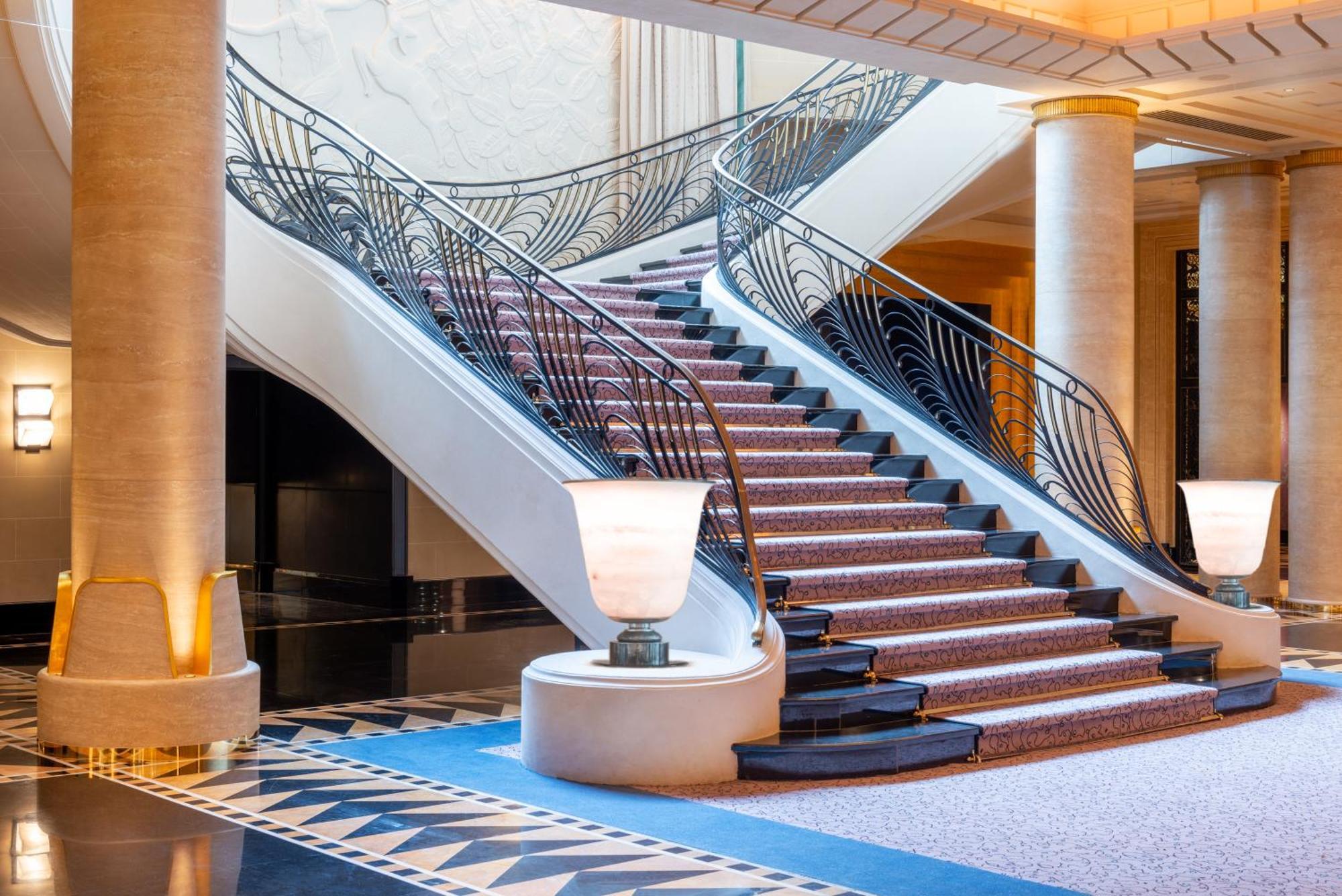 โฮเทล ดู กอลเลคชั่นเนอ อาร์ก เดอ ทริยมฟ์ Hotel ปารีส ภายนอก รูปภาพ The staircase in the lobby