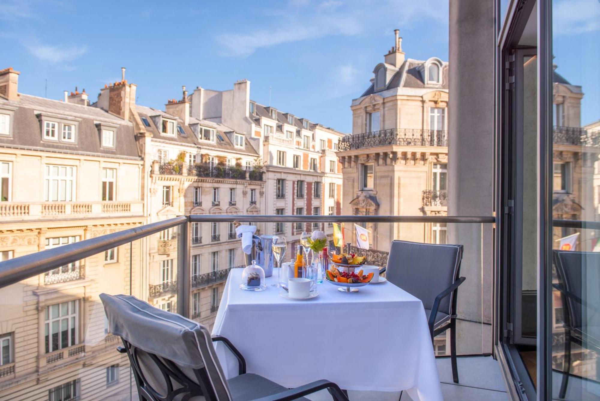 โฮเทล ดู กอลเลคชั่นเนอ อาร์ก เดอ ทริยมฟ์ Hotel ปารีส ภายนอก รูปภาพ A balcony in Paris