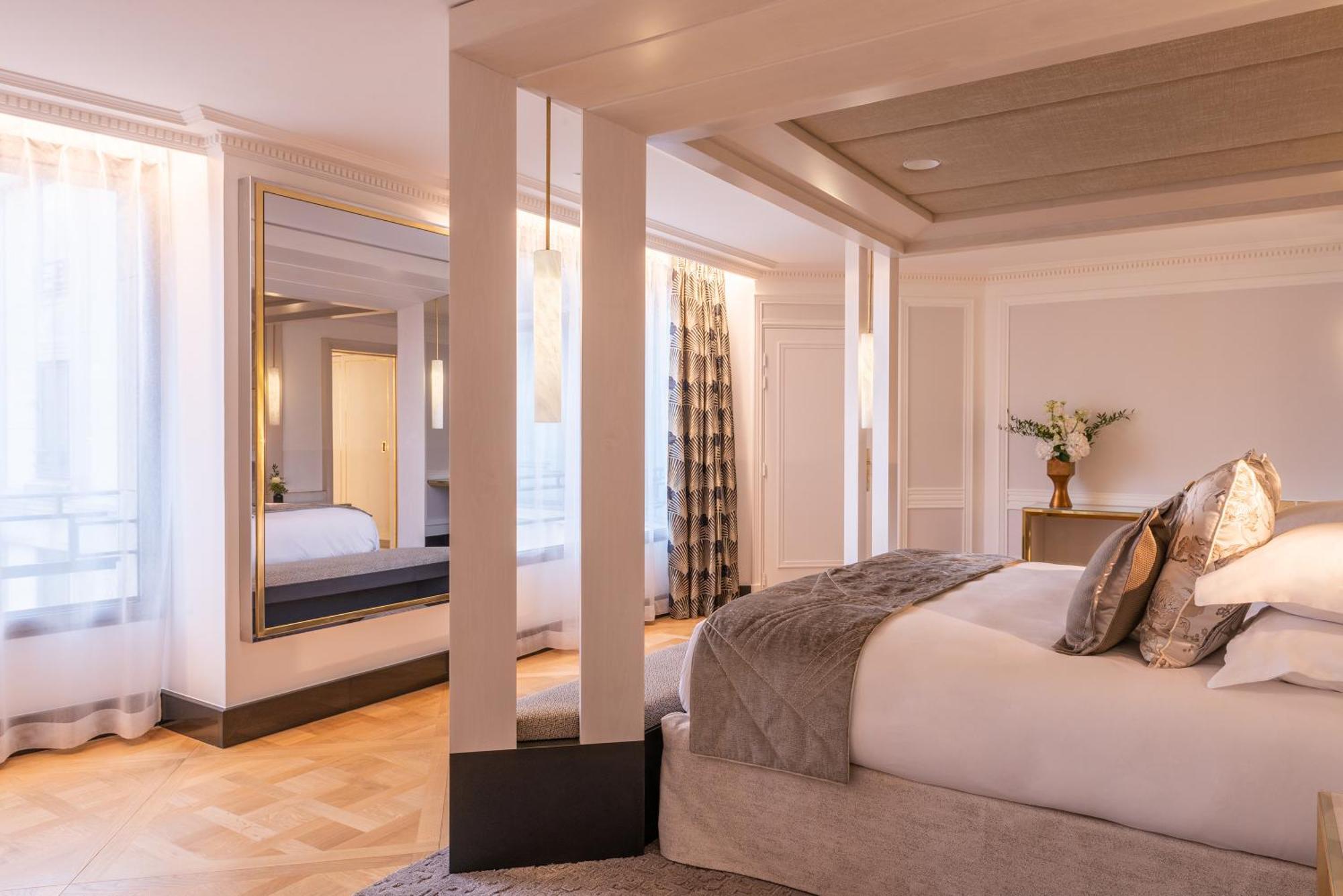 โฮเทล ดู กอลเลคชั่นเนอ อาร์ก เดอ ทริยมฟ์ Hotel ปารีส ภายนอก รูปภาพ A bedroom at the hotel