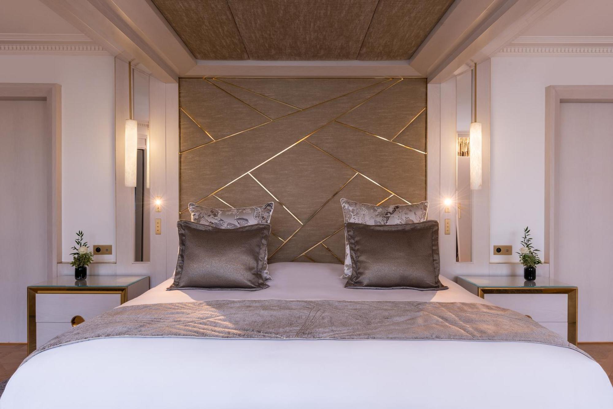โฮเทล ดู กอลเลคชั่นเนอ อาร์ก เดอ ทริยมฟ์ Hotel ปารีส ภายนอก รูปภาพ A bedroom at the hotel