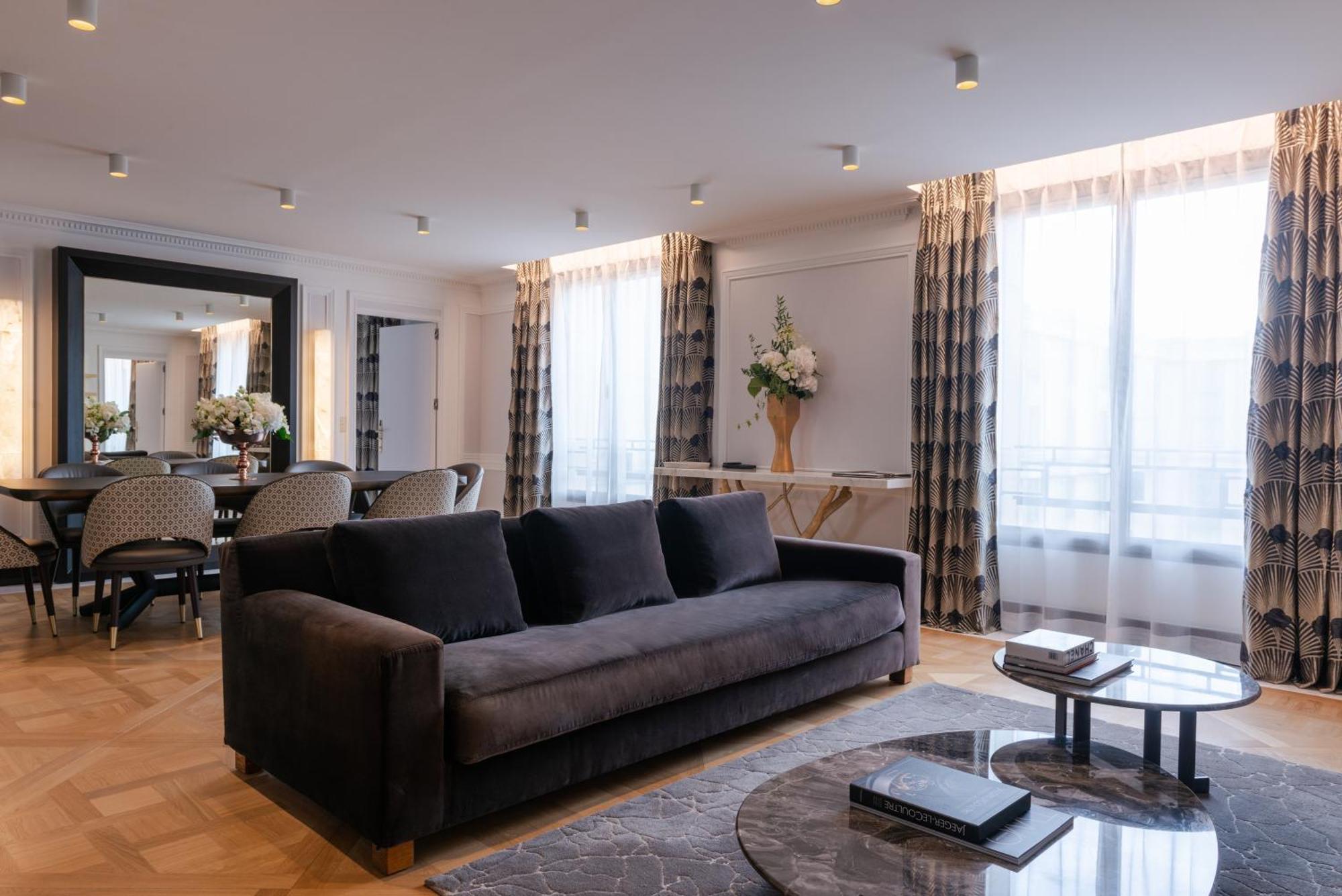 โฮเทล ดู กอลเลคชั่นเนอ อาร์ก เดอ ทริยมฟ์ Hotel ปารีส ภายนอก รูปภาพ A living room in a Paris apartment