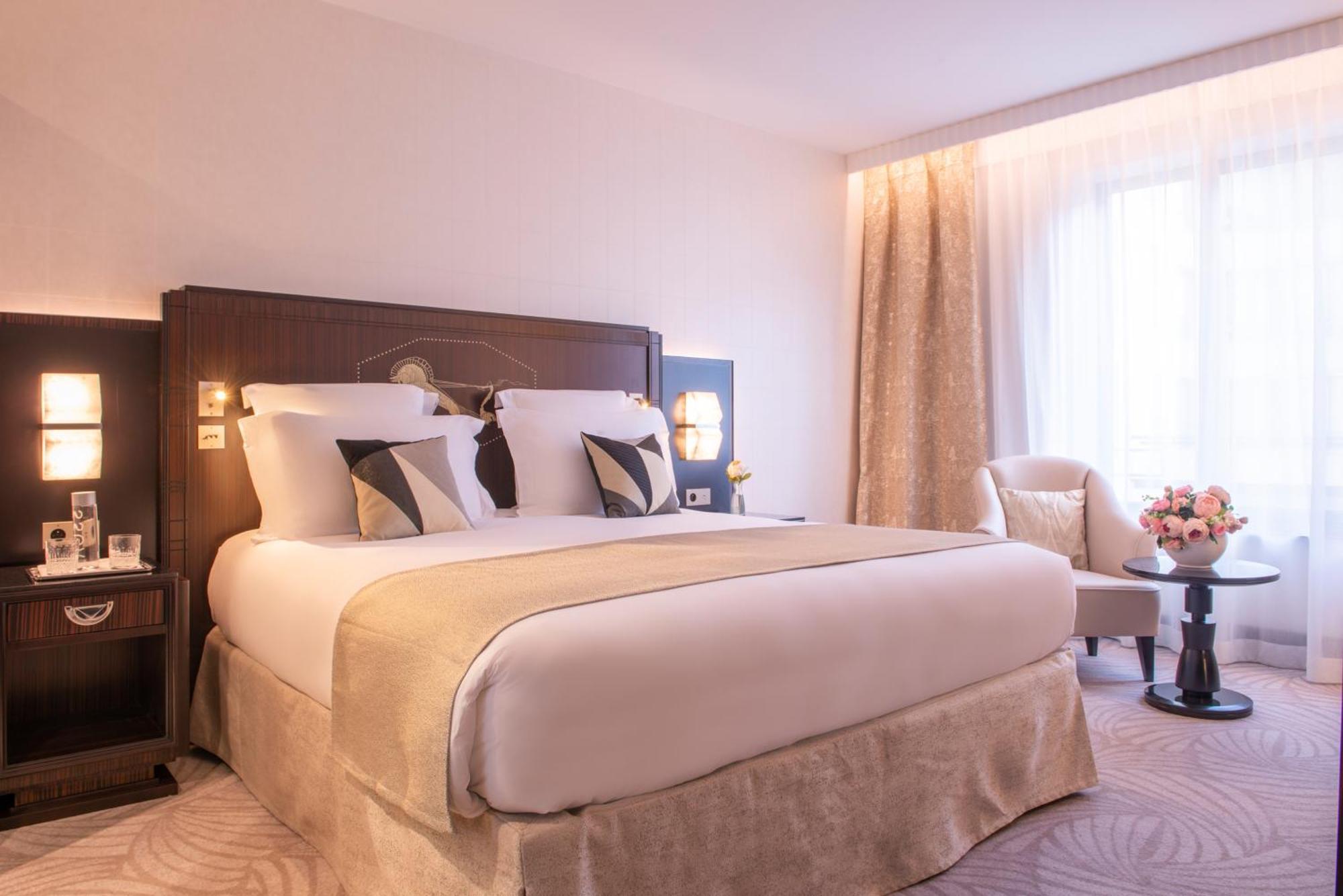 โฮเทล ดู กอลเลคชั่นเนอ อาร์ก เดอ ทริยมฟ์ Hotel ปารีส ภายนอก รูปภาพ A bedroom at the hotel