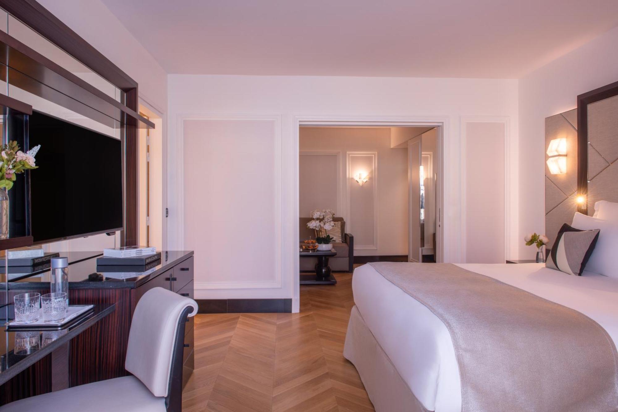 โฮเทล ดู กอลเลคชั่นเนอ อาร์ก เดอ ทริยมฟ์ Hotel ปารีส ภายนอก รูปภาพ A suite at the hotel