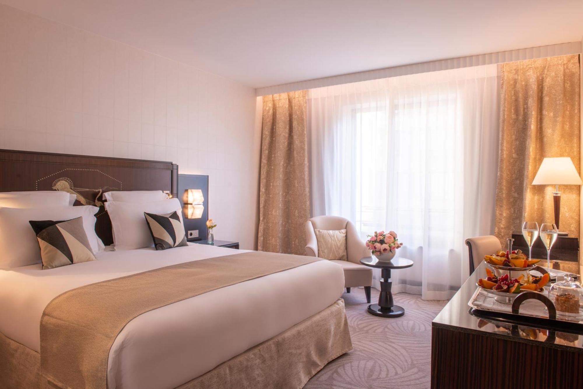 โฮเทล ดู กอลเลคชั่นเนอ อาร์ก เดอ ทริยมฟ์ Hotel ปารีส ภายนอก รูปภาพ A room at the hotel