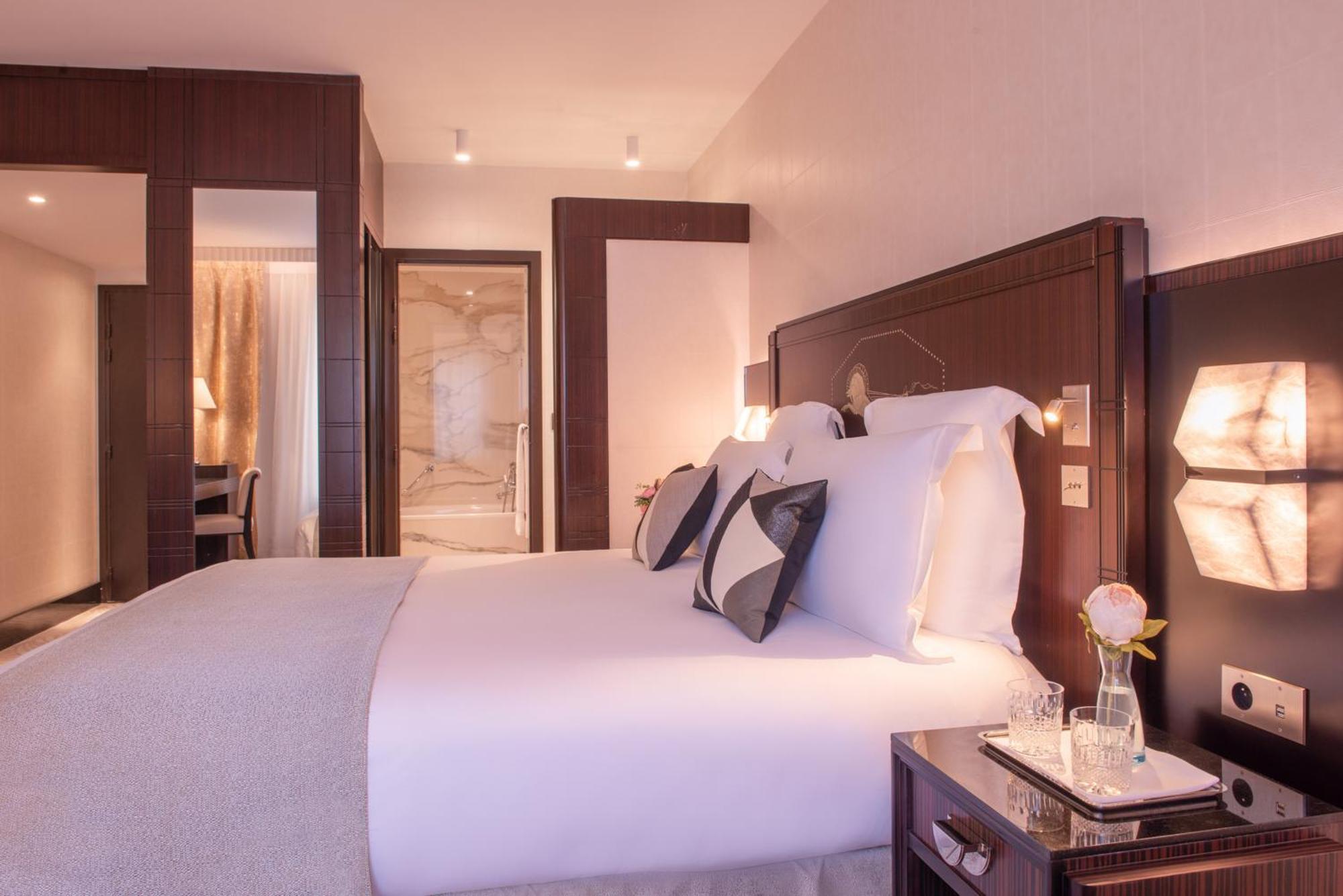 โฮเทล ดู กอลเลคชั่นเนอ อาร์ก เดอ ทริยมฟ์ Hotel ปารีส ภายนอก รูปภาพ A bedroom at the hotel