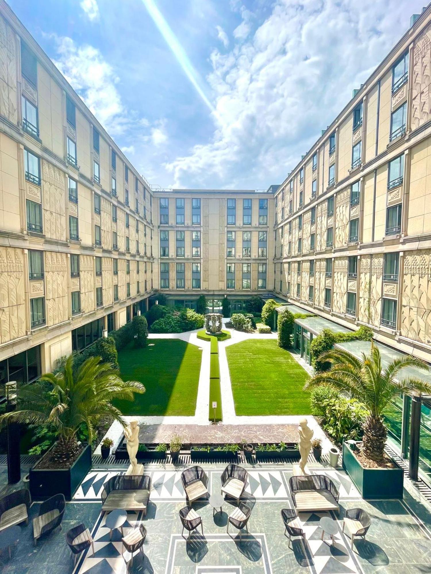 โฮเทล ดู กอลเลคชั่นเนอ อาร์ก เดอ ทริยมฟ์ Hotel ปารีส ภายนอก รูปภาพ The courtyard of the hotel