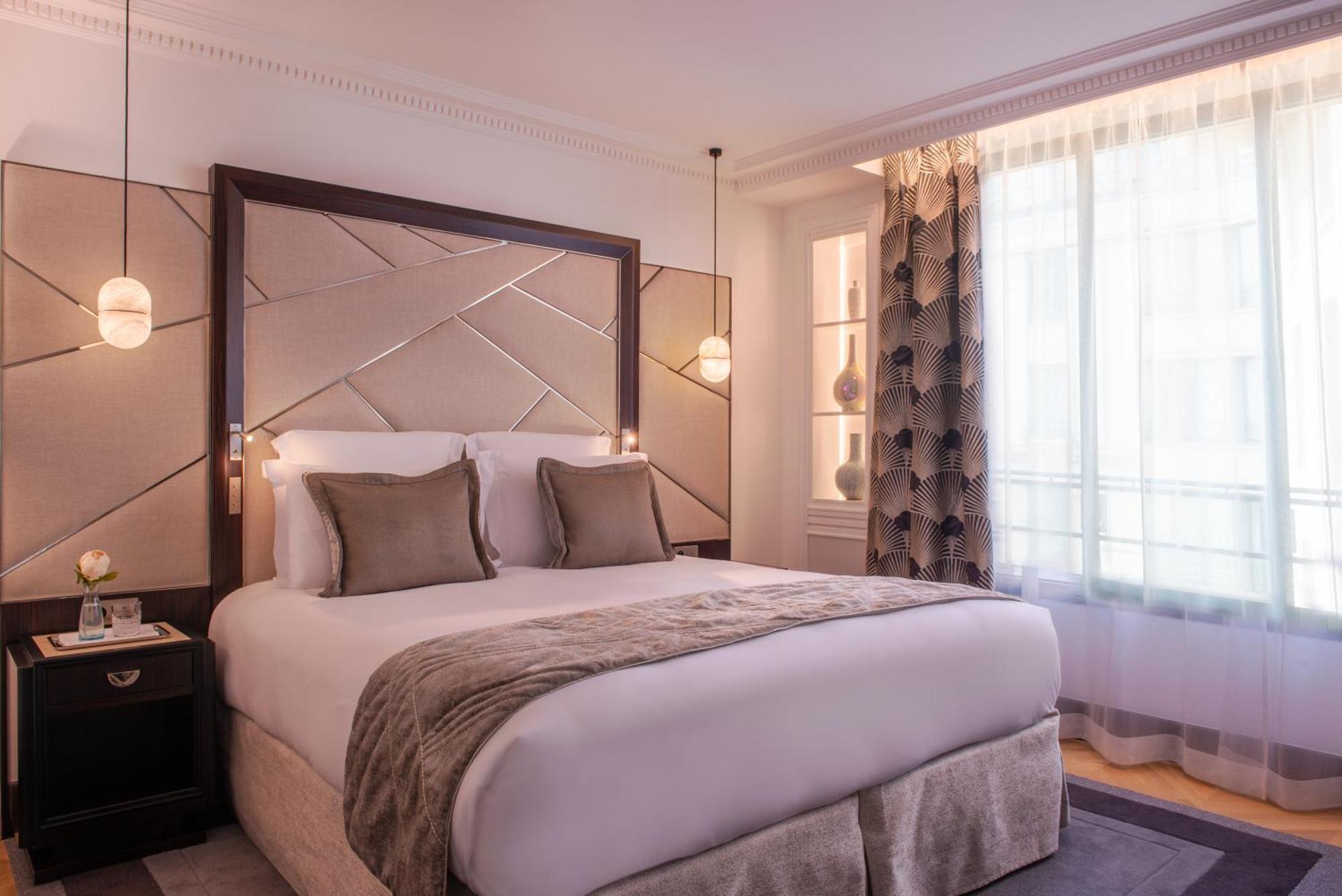 โฮเทล ดู กอลเลคชั่นเนอ อาร์ก เดอ ทริยมฟ์ Hotel ปารีส ภายนอก รูปภาพ A bedroom at the hotel