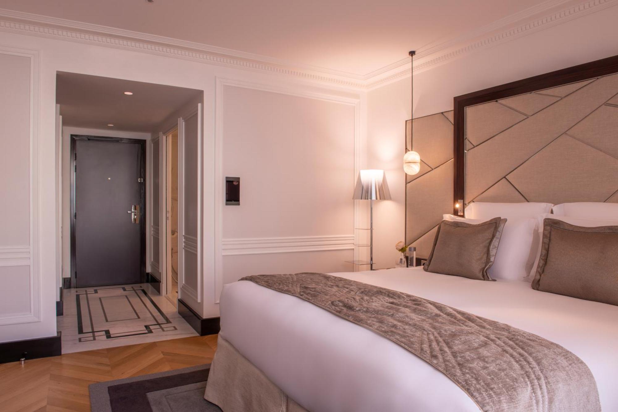 โฮเทล ดู กอลเลคชั่นเนอ อาร์ก เดอ ทริยมฟ์ Hotel ปารีส ภายนอก รูปภาพ A room at the hotel
